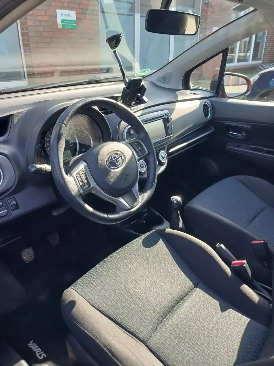 Gebraucht Toyota Yaris 70 PS (51 kW) 2012 Rot Kleinwagen