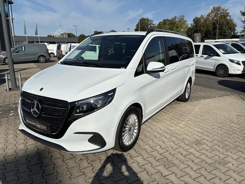 Weiß Gebraucht 2024 Mercedes V220 Style Van / Kleinbus | 69.700 € - Bild 1/4