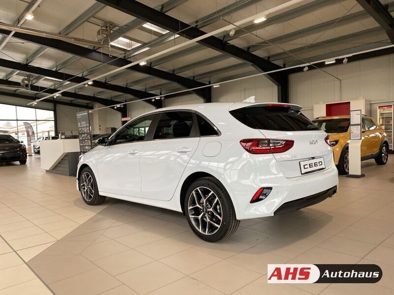 Neu Kia Ceed 140 PS (102 kW) 2025 (wd) casa white s Kleinwagen