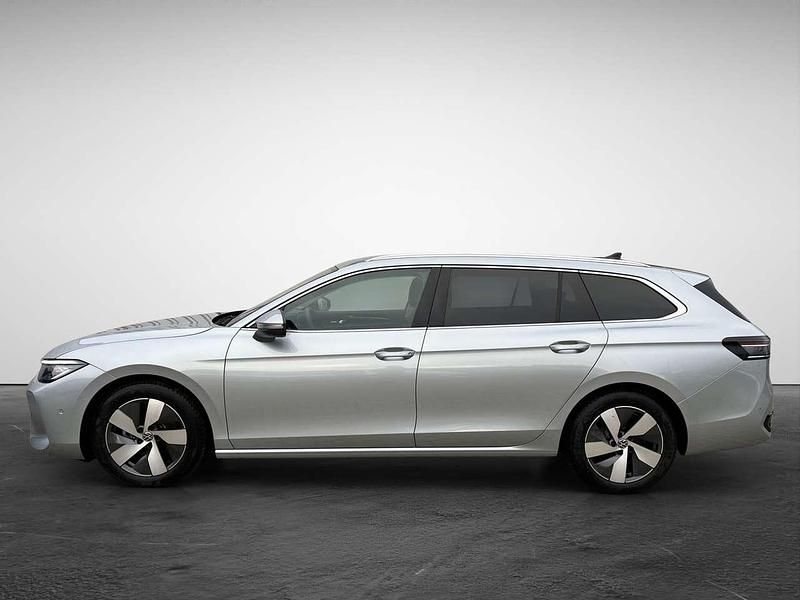 Gebraucht VW Passat Elegance 150 PS (110 kW) 2025 Oyster silver metallic Kombi