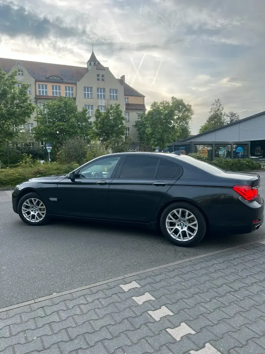Gebraucht BMW 740 Comfort Edition 306 PS (225 kW) 2011 Grau Limousine