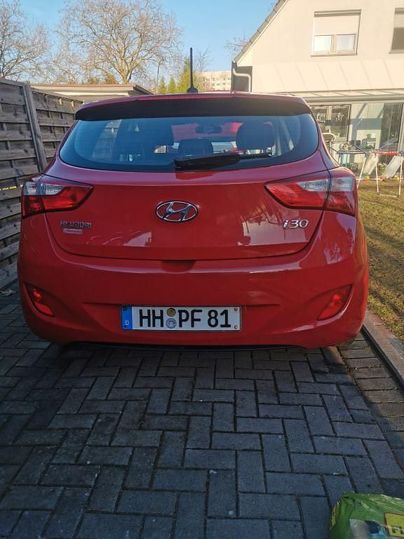 Gebraucht Hyundai i30 Style 99 PS (72 kW) 2013 Rot Limousine