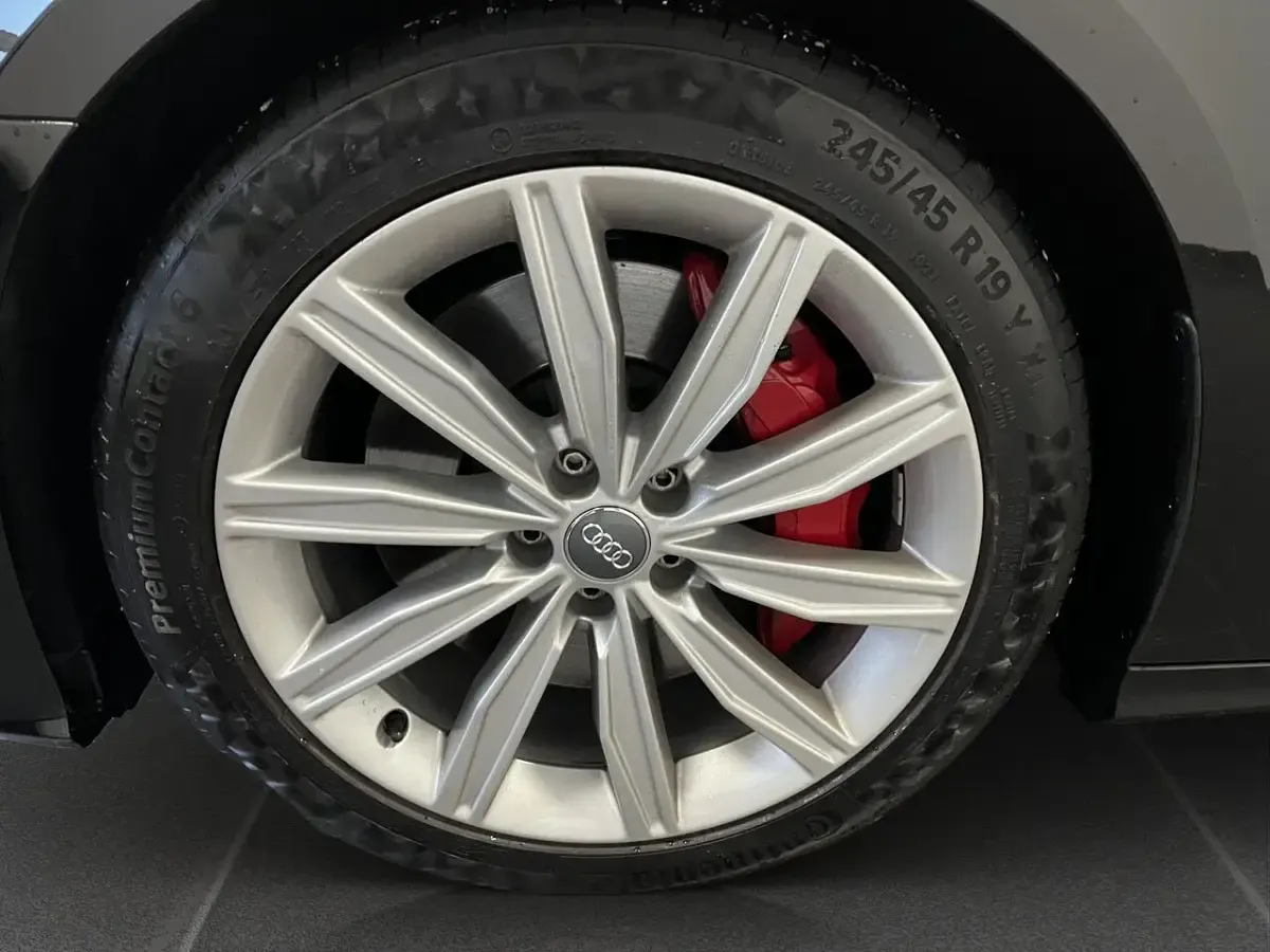 Gebraucht Audi A6 Ambiente 367 PS (269 kW) 2020 Mythosschwarz metallic (metallic) Kombi