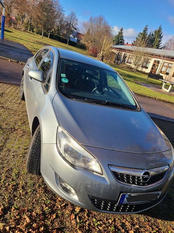 Grau Gebraucht 2011 Opel Astra Limousine | 3.000 € (Superpreis) - Bild 1/4