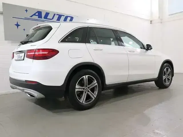 Gebraucht Mercedes GLC250 204 PS (150 kW) 2017 Polarweiss  unilack SUV