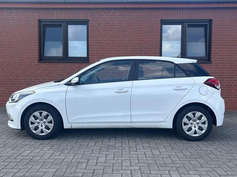 Gebraucht Hyundai i20 Classic 75 PS (55 kW) 2017 Weiß Kleinwagen