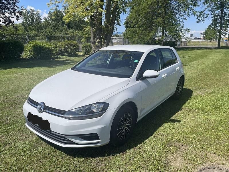 Weiß Gebraucht 2017 VW Golf VII Trendline Limousine | 6.700 € (Superpreis) - Bild 1/4