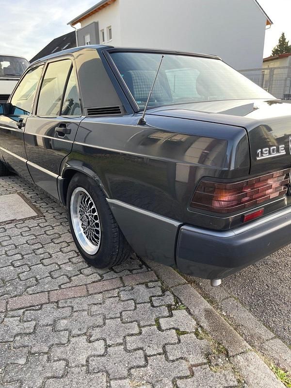 Gebraucht Mercedes 190 109 PS (80 kW) 1990 Schwarz Limousine