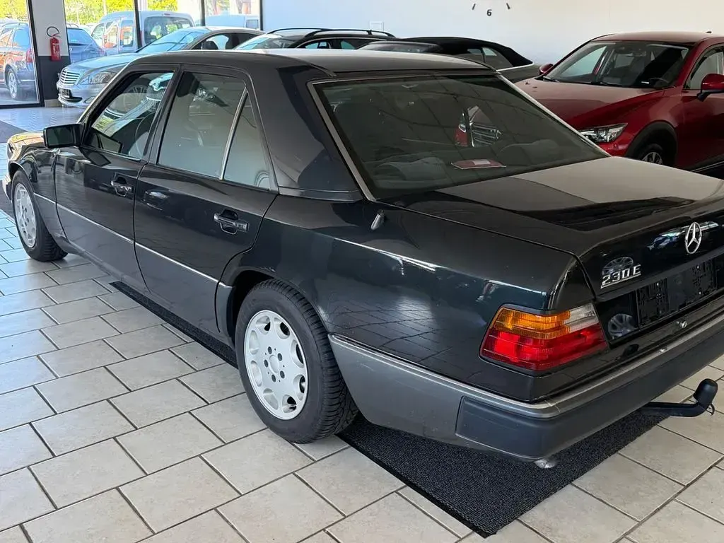 Gebraucht Mercedes E230 132 PS (97 kW) 1992 Schwarz Limousine