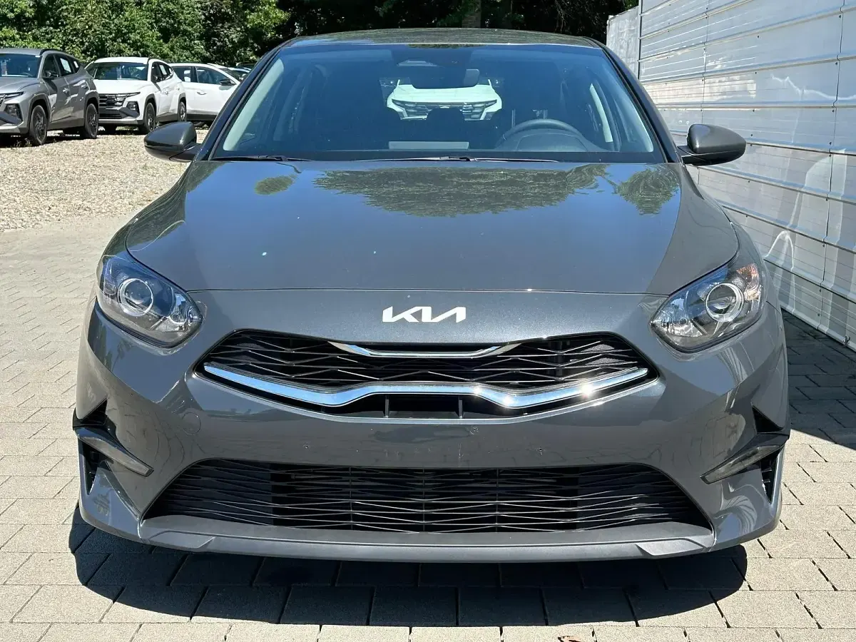 Neu Kia Ceed Silver 140 PS (102 kW) 2025 Pentametal metallic Kleinwagen