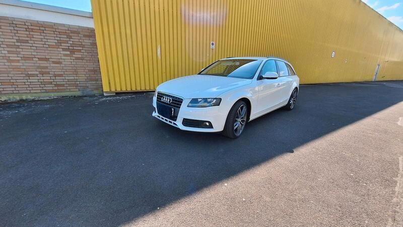 Weiß Gebraucht 2010 Audi A4 Ambiente Kombi | 6.900 € (Fairer Preis) - Bild 1/4