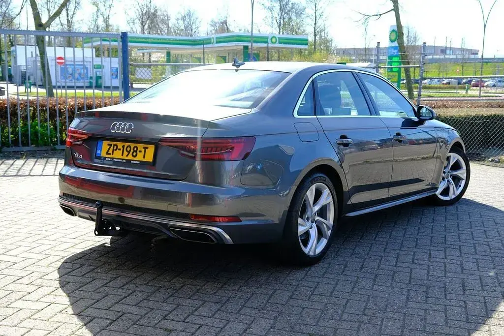Gebraucht Audi A4 S-Line 150 PS (110 kW) 2019 Grau Limousine