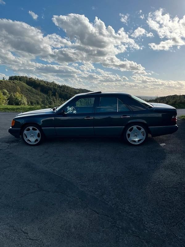 Schwarz Gebraucht 1992 Mercedes E230 Sportline Limousine | 5.500 € - Bild 1/4