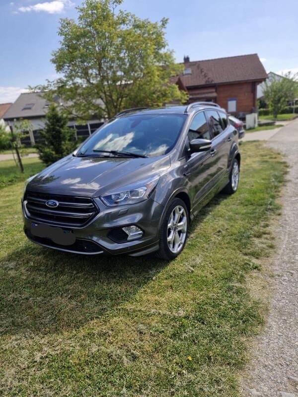 Grau Gebraucht 2017 Ford Kuga ST-Line SUV | 12.500 € (Fairer Preis) - Bild 1/4
