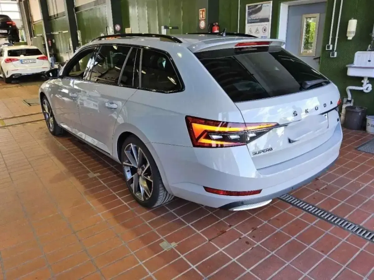 Gebraucht Skoda Superb SportLine 218 PS (160 kW) 2024 Grau Kombi