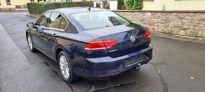 Gebraucht VW Passat Comfortline 120 PS (88 kW) 2016 Blau Limousine