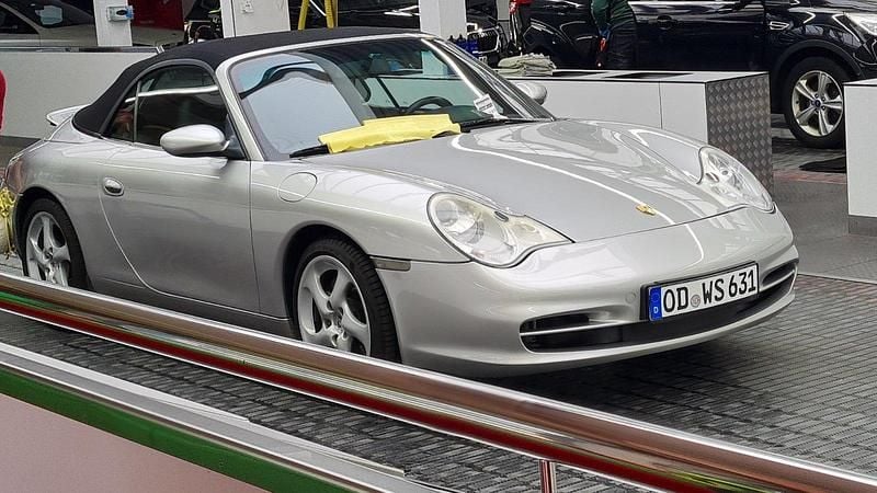 Silber Gebraucht 2002 Porsche 911 Carrera 4 Cabriolet Cabrio | 34.996 € (Teuer) - Bild 1/4