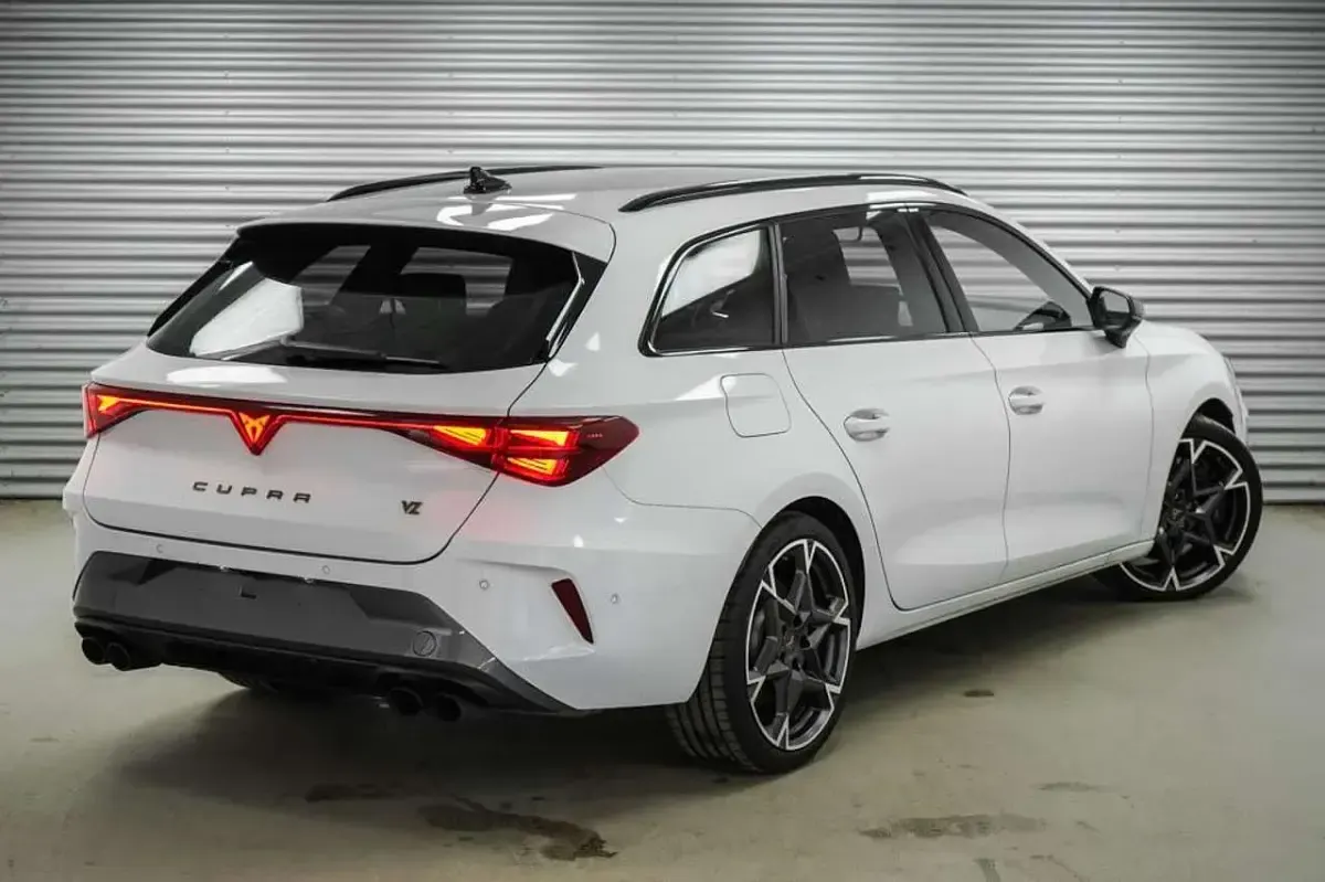 Second-hand Cupra Leon VZ 333 CP (244 kW) 2025 Alb Break