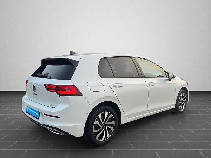 Gebraucht VW Golf VIII 150 PS (110 kW) 2022 Oryxweiß perlmutteffekt (metallic) Limousine