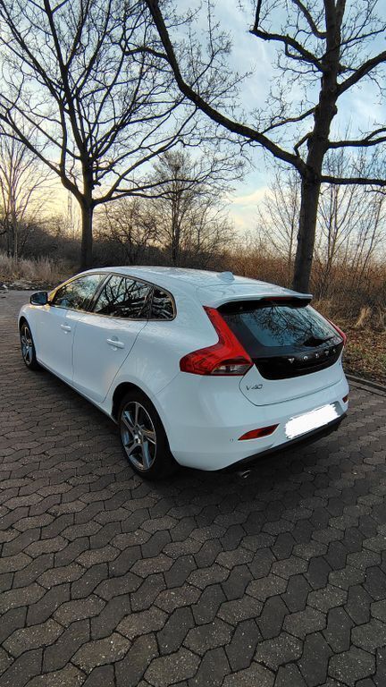 Weiß Gebraucht 2019 Volvo V40 Momentum Kombi | 19.500 € (Fairer Preis) - Bild 1/4