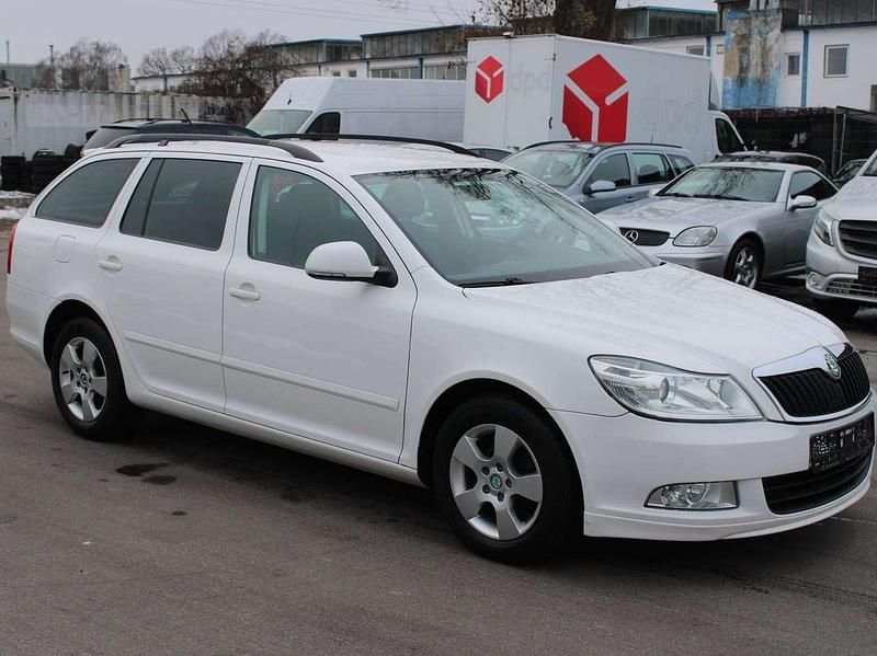 Candyweiss Gebraucht 2012 Skoda Octavia Family Kombi | 3.450 € - Bild 1/4