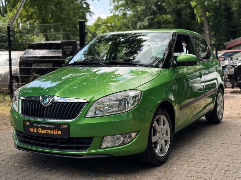 Grün Gebraucht 2012 Skoda Fabia Limousine | 3.999 € (Fairer Preis) - Bild 1/4