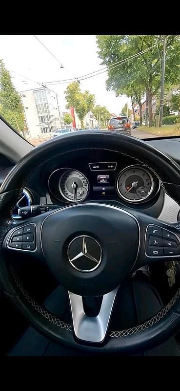 Schwarz Gebraucht 2015 Mercedes 190 Limousine | 13.000 € (Teuer) - Bild 1/3