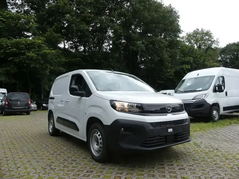 Używany Opel Combo Edition 102 KM (75 kW) 2024 Biały Minivan