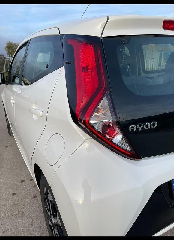 Gebraucht Toyota Aygo X-play 72 PS (52 kW) 2018 Weiß Kleinwagen