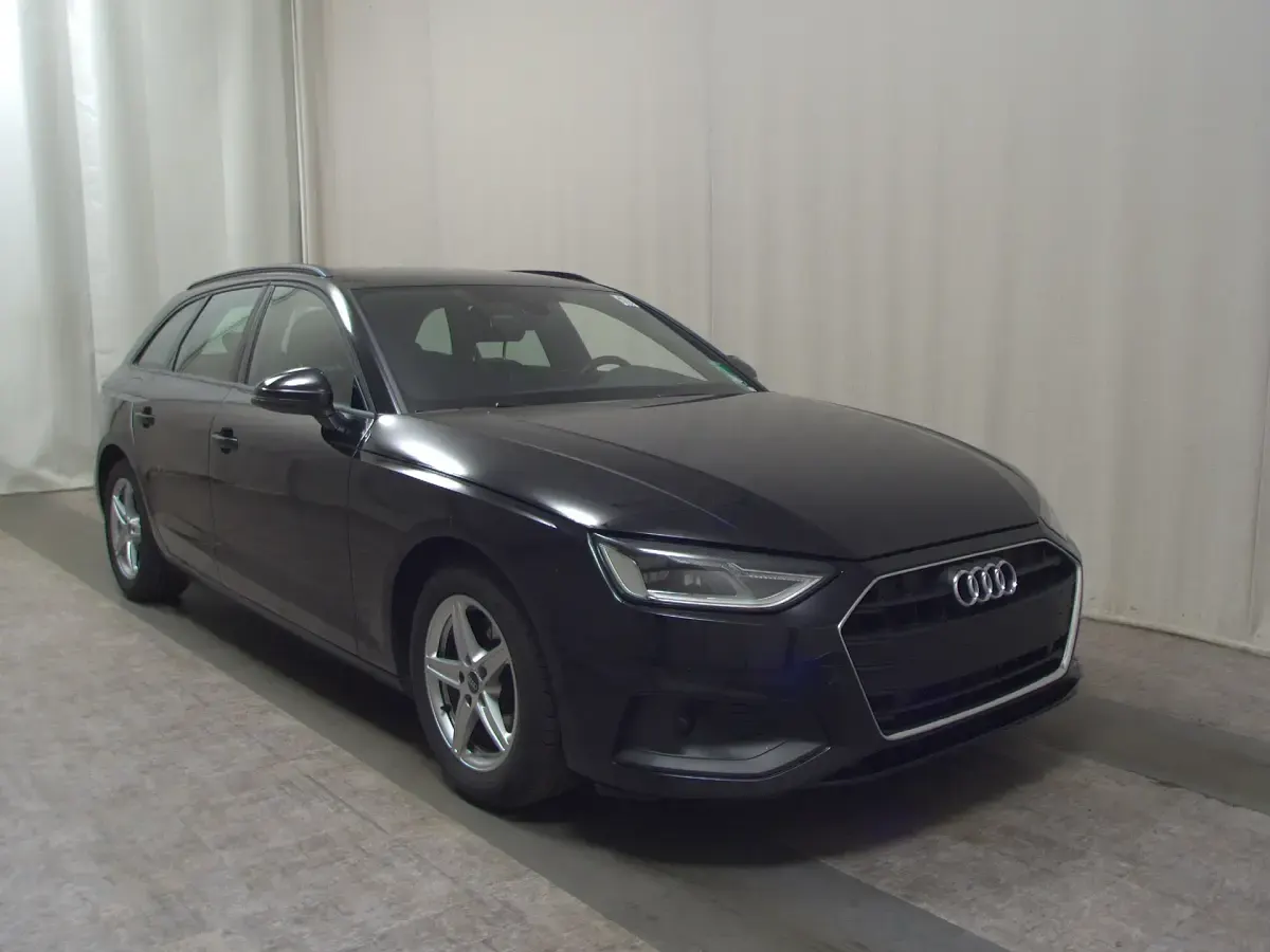 Gebraucht Audi A4 Basis 163 PS (119 kW) 2022 Schwarz Kombi