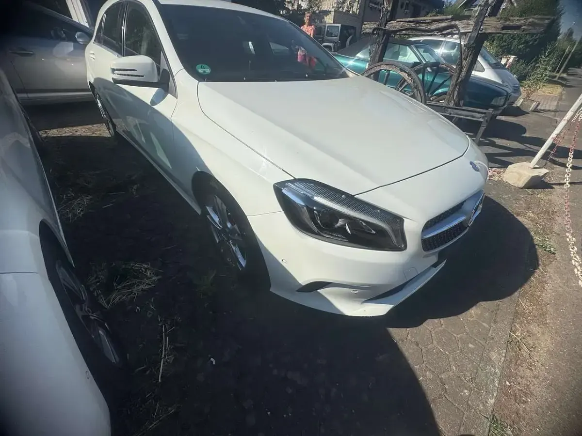 Gebraucht Mercedes A180 109 PS (80 kW) 2016 Calcitweiss  unilack Kleinwagen