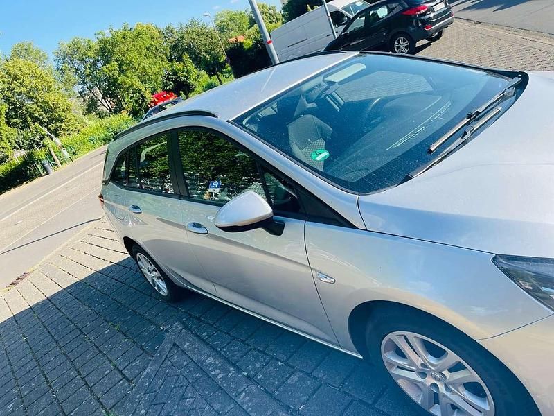 Silber Gebraucht 2017 Opel Astra Ultimate Limousine | 5.600 € (Guter Preis) - Bild 1/4