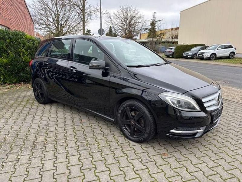 Gebraucht Mercedes B180 122 PS (89 kW) 2013 Schwarz Van / Kleinbus