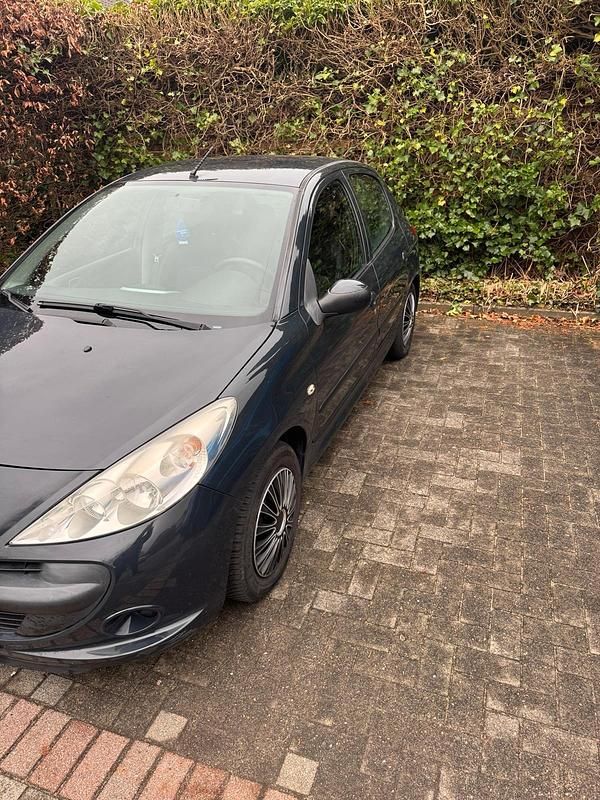 Grau Gebraucht 2010 Peugeot 206 Kleinwagen | 2.750 € (Fairer Preis) - Bild 1/4