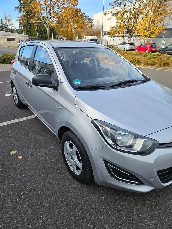 Gebraucht Hyundai i20 85 PS (62 kW) 2014 Silber Kleinwagen