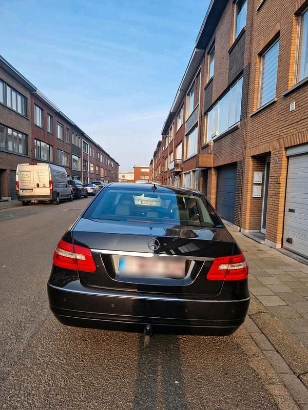 Gebraucht Mercedes E220 Avantgarde 170 PS (125 kW) 2009 Schwarz Limousine