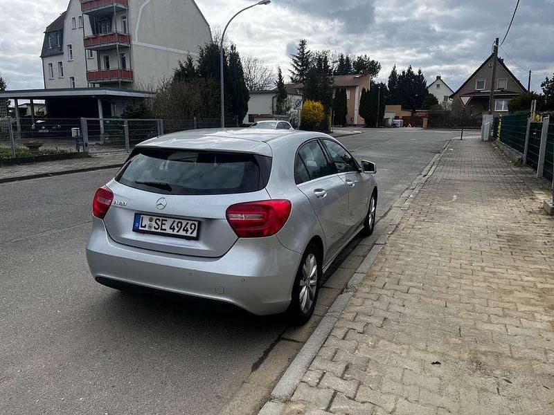 Gebraucht Mercedes A180 122 PS (89 kW) 2014 Limousine