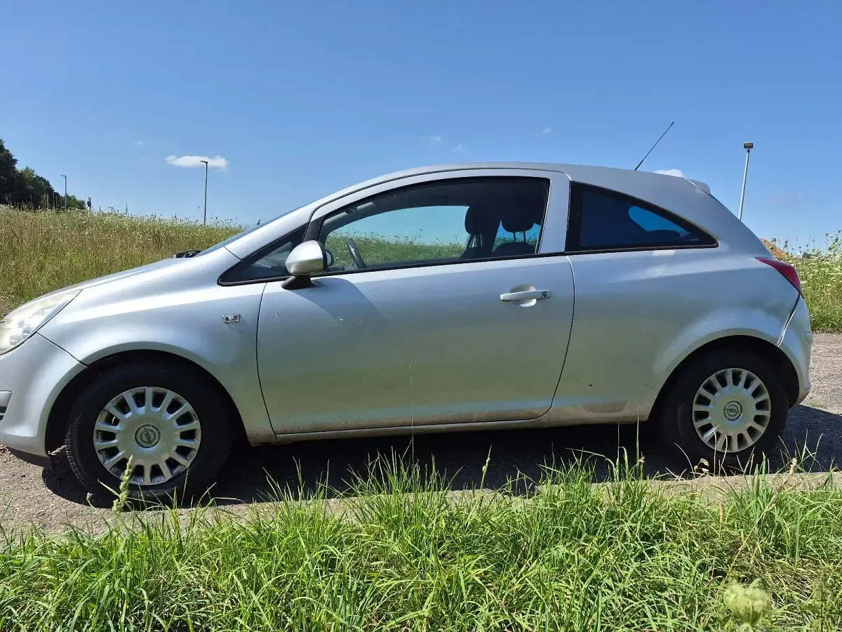 Gebraucht Opel Corsa 69 PS (50 kW) 2010 Silber Kleinwagen