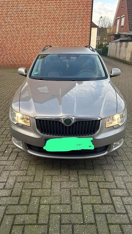 Gebraucht Skoda Superb 129 PS (94 kW) 2011 Gold Kombi