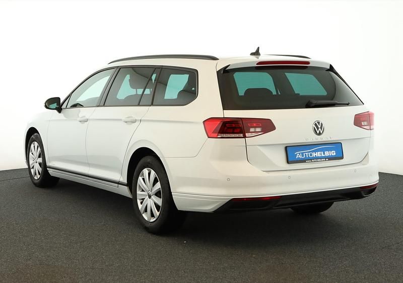 Gebraucht VW Passat 122 PS (89 kW) 2023 Gletscherweiss metallic Kombi