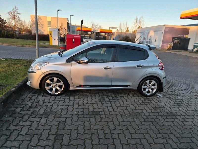 Grau Gebraucht 2012 Peugeot 208 Kleinwagen | 5.500 € (Fairer Preis) - Bild 1/4