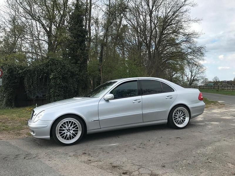 Silber Gebraucht 2004 Mercedes E200 Limousine | 4.000 € (Fairer Preis) - Bild 1/4