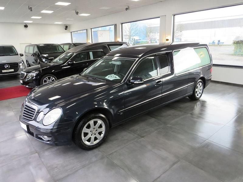 Blau Gebraucht 2010 Mercedes E280 Limousine | 14.950 € - Bild 1/4