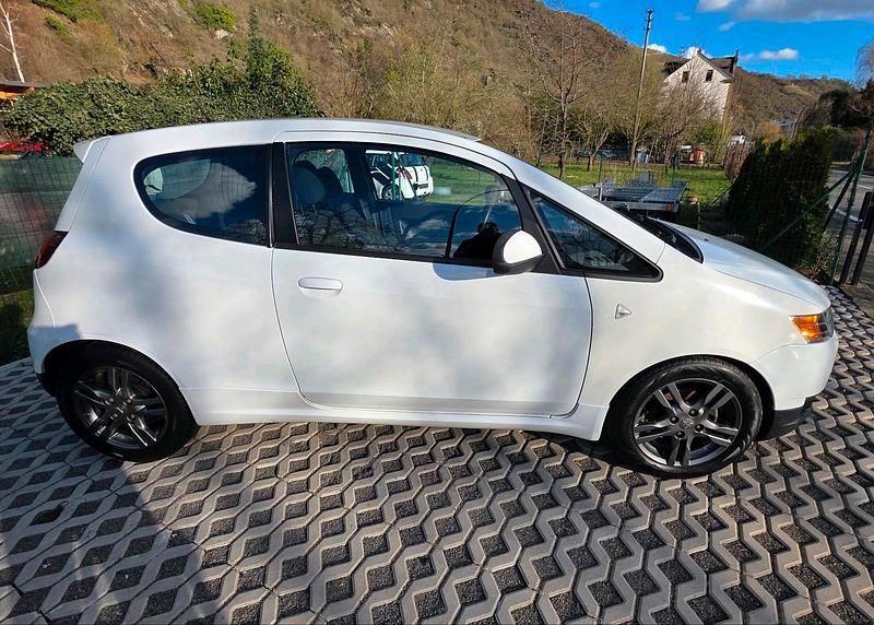 Gebraucht Mitsubishi Colt 75 PS (55 kW) 2010 Weiß Kleinwagen