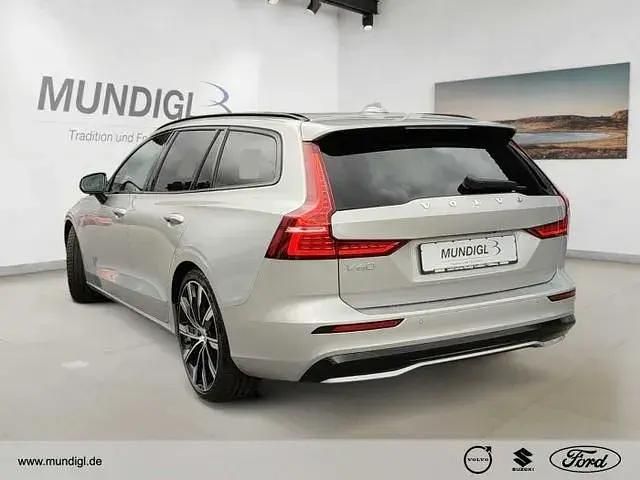 Gebraucht Volvo V60 Plus 197 PS (144 kW) 2022 (350) silver dawn / metallic Kombi
