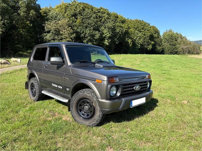 Braun Gebraucht 2019 Lada Urban SUV | 11.800 € (Fairer Preis) - Bild 1/4