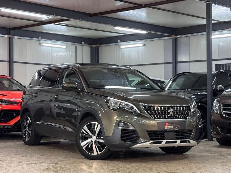 Grau Gebraucht 2020 Peugeot 5008 Allure Van / Kleinbus | 17.290 € (Guter Preis) - Bild 1/4