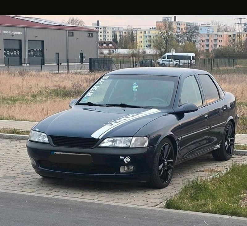 Blau Gebraucht 1998 Opel Vectra Limousine | 3.555 € (Teuer) - Bild 1/4