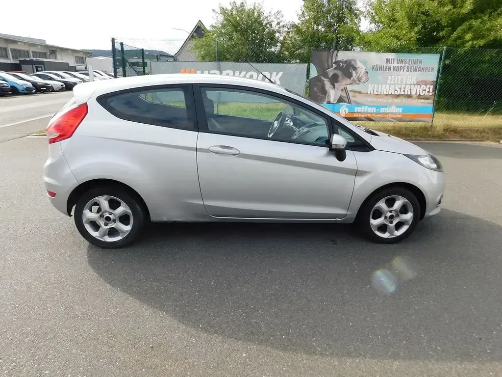 Gebraucht Ford Fiesta Trend 82 PS (60 kW) 2010 Silber