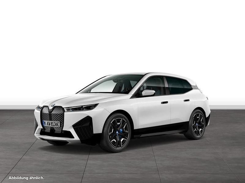 Mineralweiß metallic Gebraucht 2024 BMW iX SUV | 59.164 € (Etwas zu teuer) - Bild 1/4